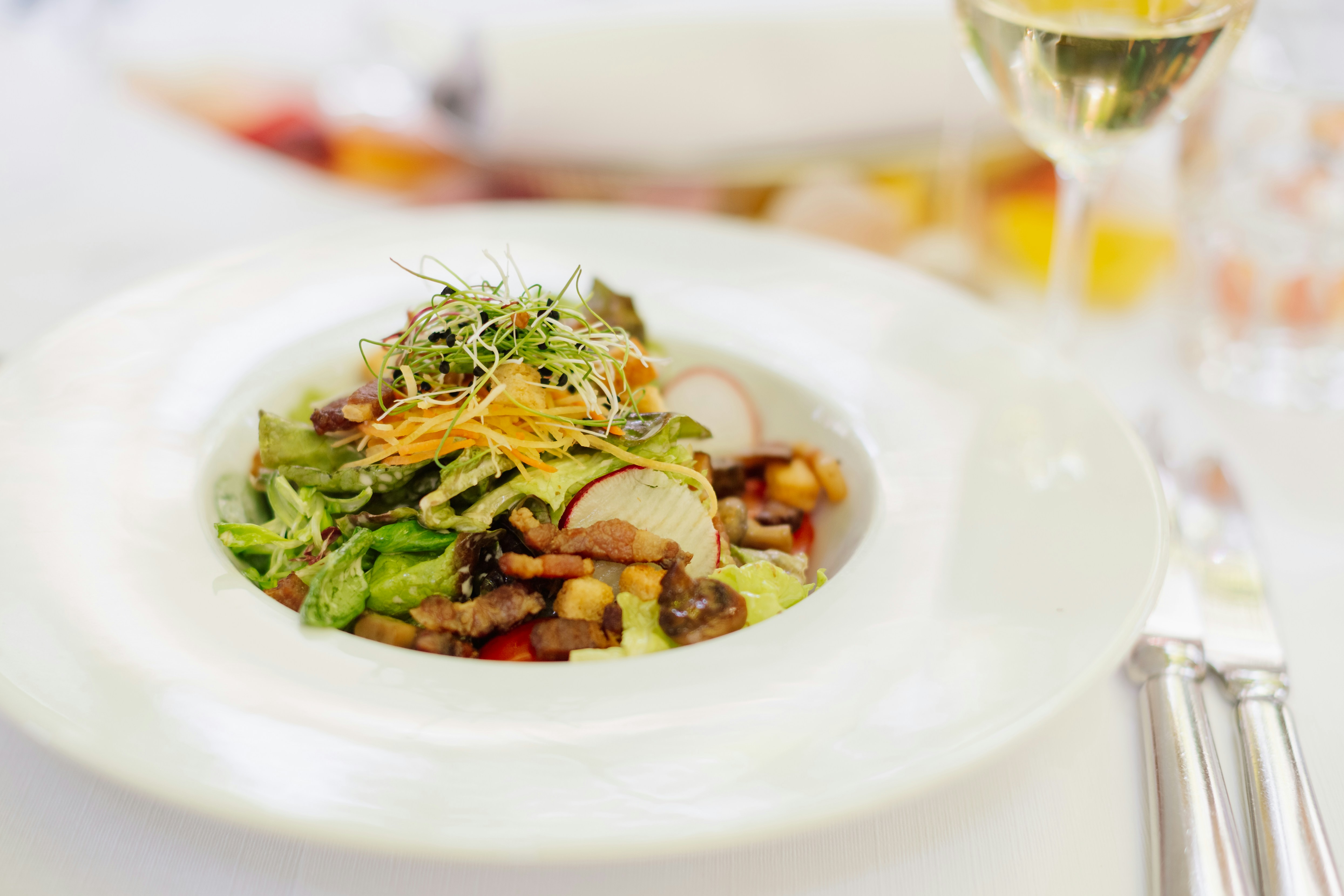 Detaj druri dhe porcelani